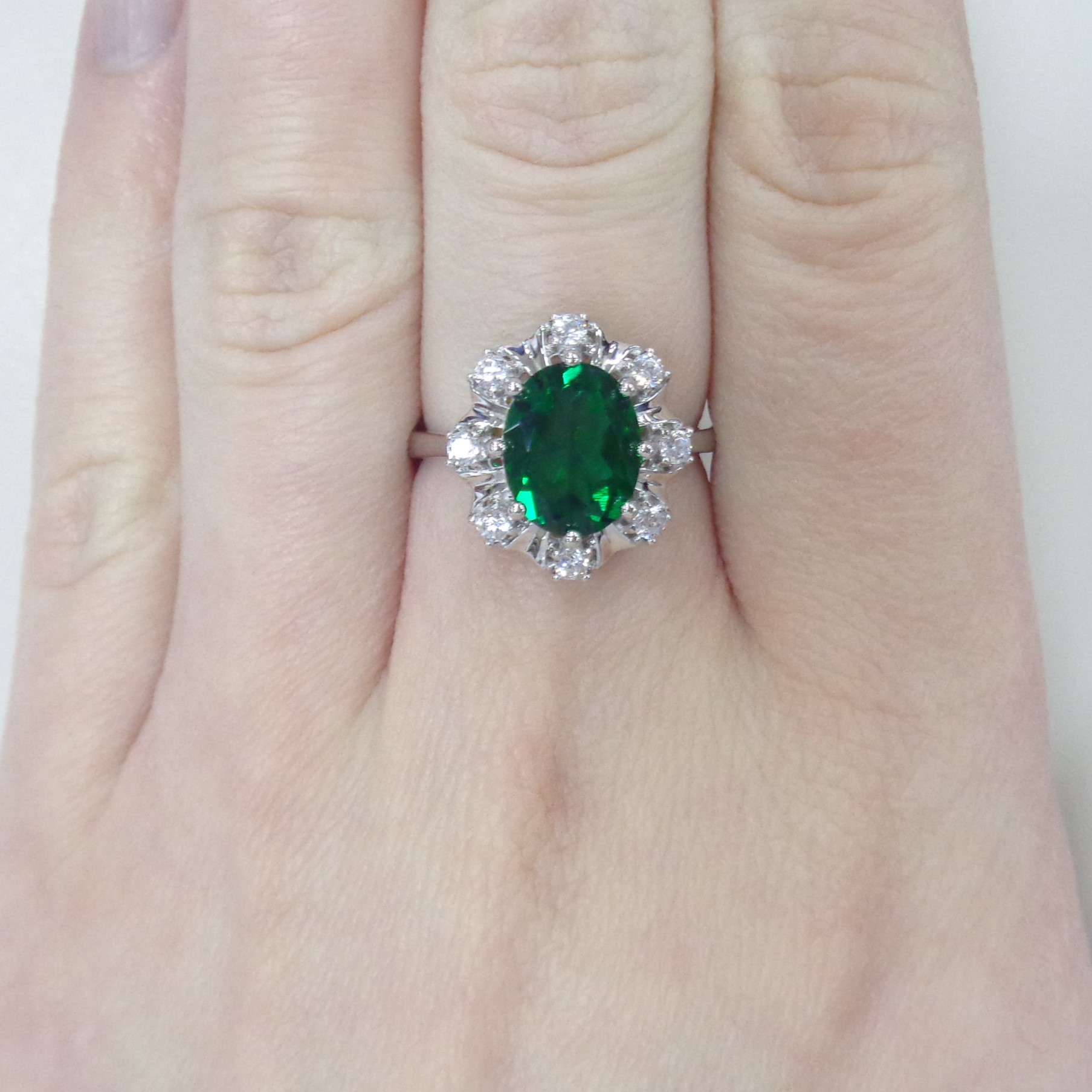 Серебряное кольцо с выращенным изумрудом